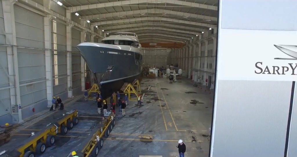 Транспортировка судна на верфи SAPR Yachts